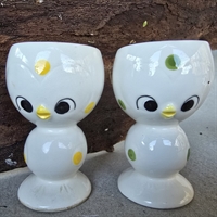 hvide kylling æggebægre grønne gule prikker gamle porcelænsæggeholdere